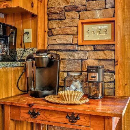Summit-Level Luxury: Views, Hot Tub, Games and 15 minutes to town!