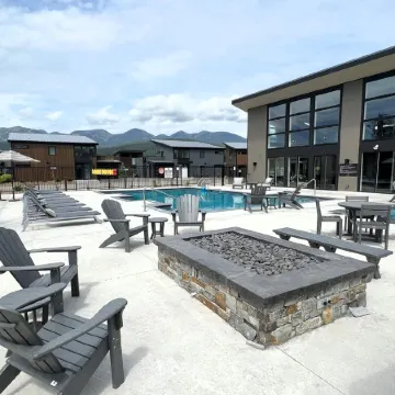 Clubhouse Pool + Hot Tub, 5 Mins to City Beach & DT WF, 35 Mins. to Glacier Park