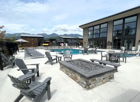 Clubhouse Pool + Hot Tub, 5 Mins to City Beach & DT WF, 35 Mins. to Glacier Park