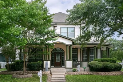 Spacious Family - Friendly Home Near Wedding Venues and Plum Creek Golf Course.