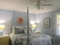 Grace's Getaway: Newly refurbished.Two blocks to the beach!