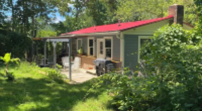 Modern Cabin retreat.  A world away but 3 miles from downtown Asheville.