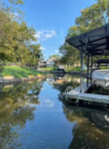 Waterfront 5/3 roomy home, constant level Lake LBJ, jet ski ramp & covered porch 金士蘭酒店