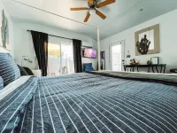 Mins to U of A, Comfortable Bed,  Pet Friendly!