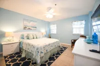 Ocean Front, Renovated. Marina, New Pool/Hot Tub and Private Beach. Top Floor!