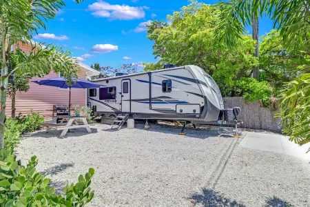 Luxury RV experience w/ all the amenities in central Naples! Отели рядом с достопримечательностью «Парк Лоудермилк»