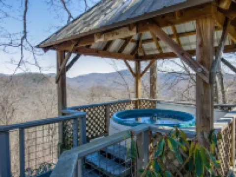 Romantic Getaway with real wood fireplace, Hot tub, Spectacular Mountain Views