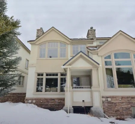 Large Cozy Townhouse Ski-in / Ski-out to Super Bee, Private Washer /Dry & Garage