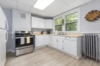 Classic Boutique Farmhouse - Walk to Town - Historic Charm