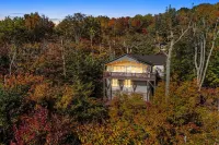 SkiView Cabin - 4BR, Cozy and Modern ~ Sleeps 10