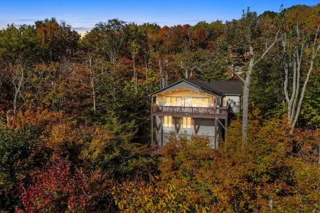 SkiView Cabin - 4BR, Cozy and Modern ~ Sleeps 10