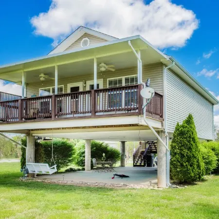 Riverside Haven. Easy Drive. Minutes to It All!