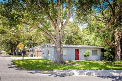 Azalea Cottage - Ocean Springs perfect location! 3 blocks to beach & downtown!!! Walter Anderson Museum of Art 주변 호텔