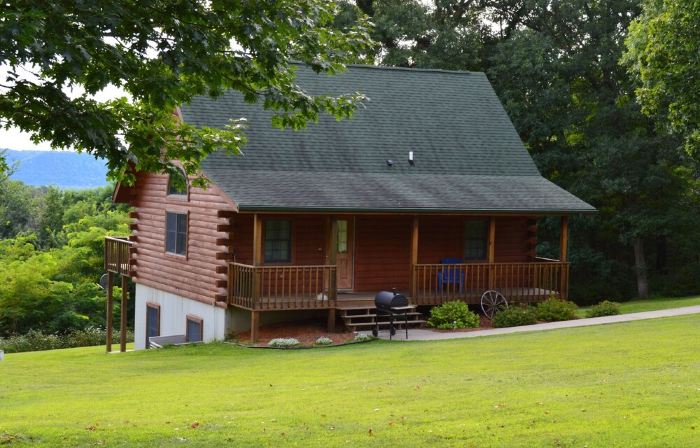 Romantic Log Cabin w/ Hot Tub, Near Mississippi River Retreat