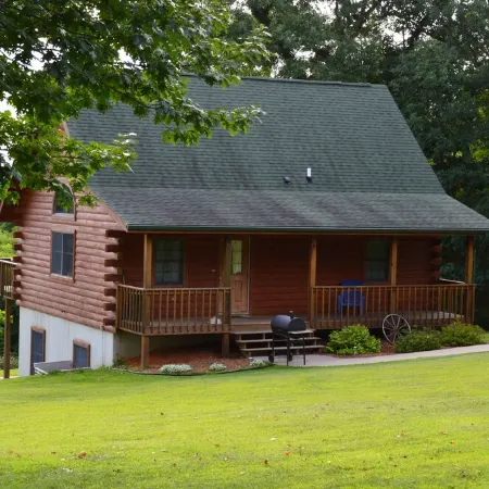 Romantic Log Cabin Hideaway, Hot tub nestled Near the Scenic Mississippi River!