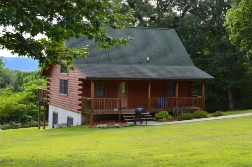Romantic Log Cabin Hideaway, Hot tub nestled Near the Scenic Mississippi River!