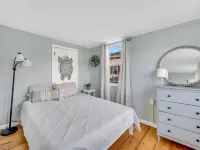 Adorable Cottage with Cottage porch, walk to water & town Hotels in Westbrook