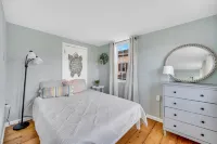 Adorable Cottage with Cottage porch, walk to water & town