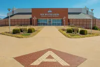 Razorback Retreat: 3BR, 2BA • Sleeps 8 • King Bed • Garage Access • 2min to UofA