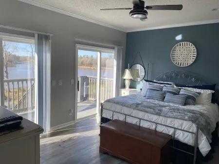 Lake Front Home on Lake Wateree With Easy access to Docks and KAYAK