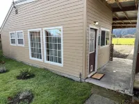Ferndale Bungalow with pasture views, 5 minute walk to Downtown!