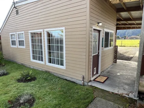 Ferndale Bungalow with pasture views, 5 minute walk to Downtown! Hotels in Ferndale