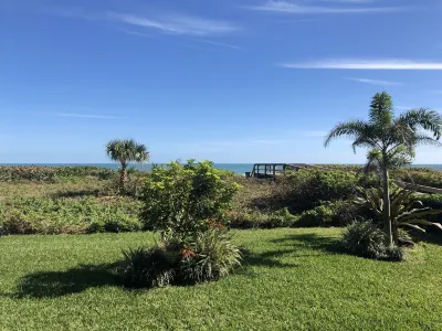 Paradise Beach House #2 Direct Oceanfront CondoOCEAN LEVEL GROUND FLOOR) Hotels in der Nähe von Sands Space and History Center