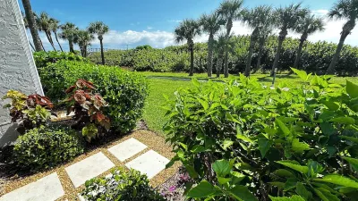 Charming cozy Beachfront 2-bedroom condo in fabulous resort-like community