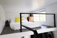 Modern Tiny House in the Woods w/Hot Tub