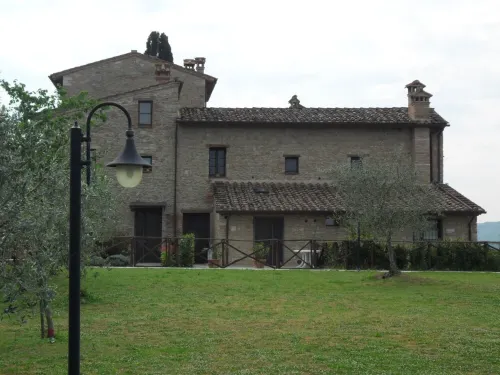 Casa di charme in a casolare di pietra con giardino privato Hotels in Asciano