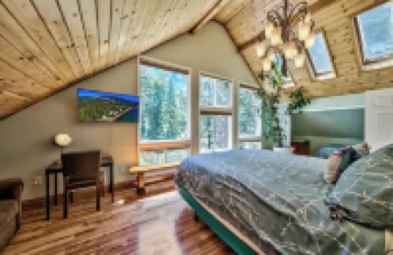 Hot Tub, Riverfront Chalet Family & Dog Friendly on Acre Near 3 Ski Areas, Sled
