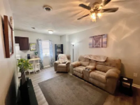 Travelers Cove upstairs 1-bedroom apartment  Richmond near EKU with WiFi, AC