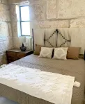 The Rock Stack: Ruggedly luxurious 3 bedroom, 3 bathroom on the Llano River