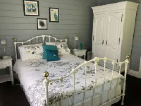 Historic Cottage 4 Riverside Dve. Pet friendly, flat fenced yard on the River. Hotels in Warburton