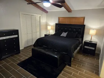 Spacious Retreat with Large Pool-ideal getaway Hotels near Town & Country Shopping Center