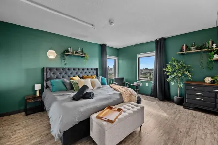 Stunning Penthouse - King Bed - City/River View - Corner Unit - Wells Fargo Отели рядом с достопримечательностью «Грэйтер Де-Мойн Ботаникал Гарден»