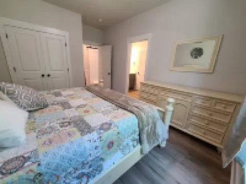 NEW June 2024 -LAKEFRONT 9 King Bedrooms/8 bath! Private Dock and Beach! 2 acres 庫庫酒店