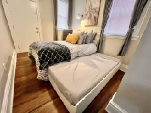 Spacious Shaw 2 Bedroom - Walk to Botanical Garden & Tower Grove - Pet Friendly