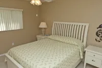 Adagio Villa. Heated pool, huge lanai, gulf canal, kayaks, bikes, 2 living rooms