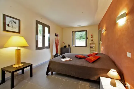 Spacieuse et Confortable Villa Avec Piscine Privée à 10mn à Pied du Centre Ville