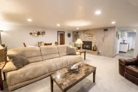 Hidden Gem! Beautiful Lower Level Townhome-1 mile from Lambeau