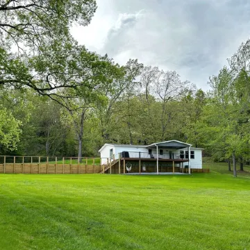 KY Lakeshore Retreat -Waterfront Views, Dock, Deck, Large Parking -NEW 2024