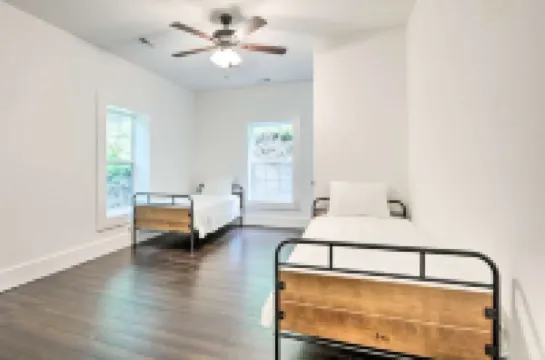 Private Dock!  Low Traffic Lakefront “Treehouse” Sleeps 12 โรงแรมใน