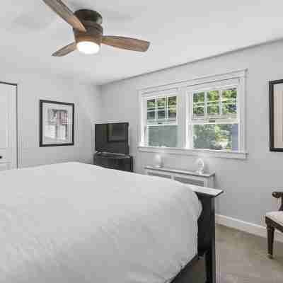 Beautiful 4 bedroom home just 3 1/2 blocks from downtown & Lake Michigan Rooms