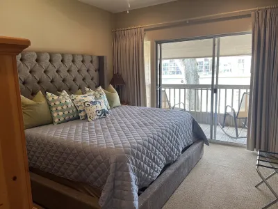 Waterfront updated 3 Bedroom Townhome on Quiet Cove, sleeps 10 fully furnished. Hotels near Christ Church