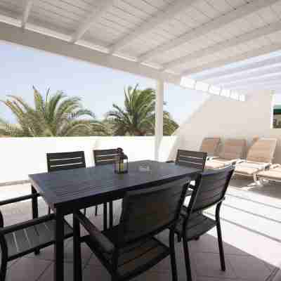 Newly renovated penthouse in a complex with pool on the seafront Others