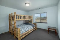 Large Townhome, Fenced Yard, 4 Miles to Downtown & MSU, A/C, Walking Trails 보즈먼 호텔