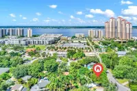 Slice of Paradise: Tropical Studio in Downtown Historical River District - Condos
