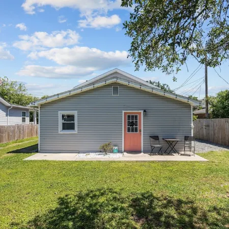 The Coral Door. 2 Bdrm 1 Bath Unit. Sleeps 5. Linens Included!