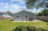 The Coral Door. 2 Bdrm 1 Bath Unit. Sleeps 5. Linens Included!